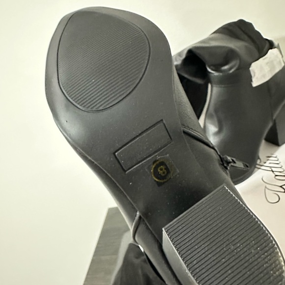 New Heeled Black Boots mid calf - Picture 2 of 4